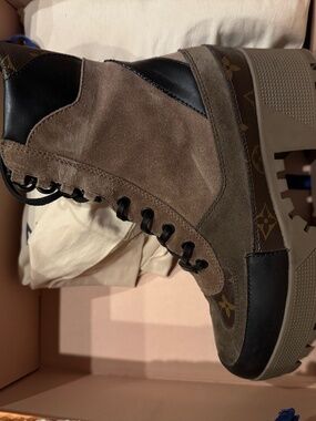 Louis Vuitton Women’s Laureate Desert Combat Boots Size 7 w/ Original Box & Dust